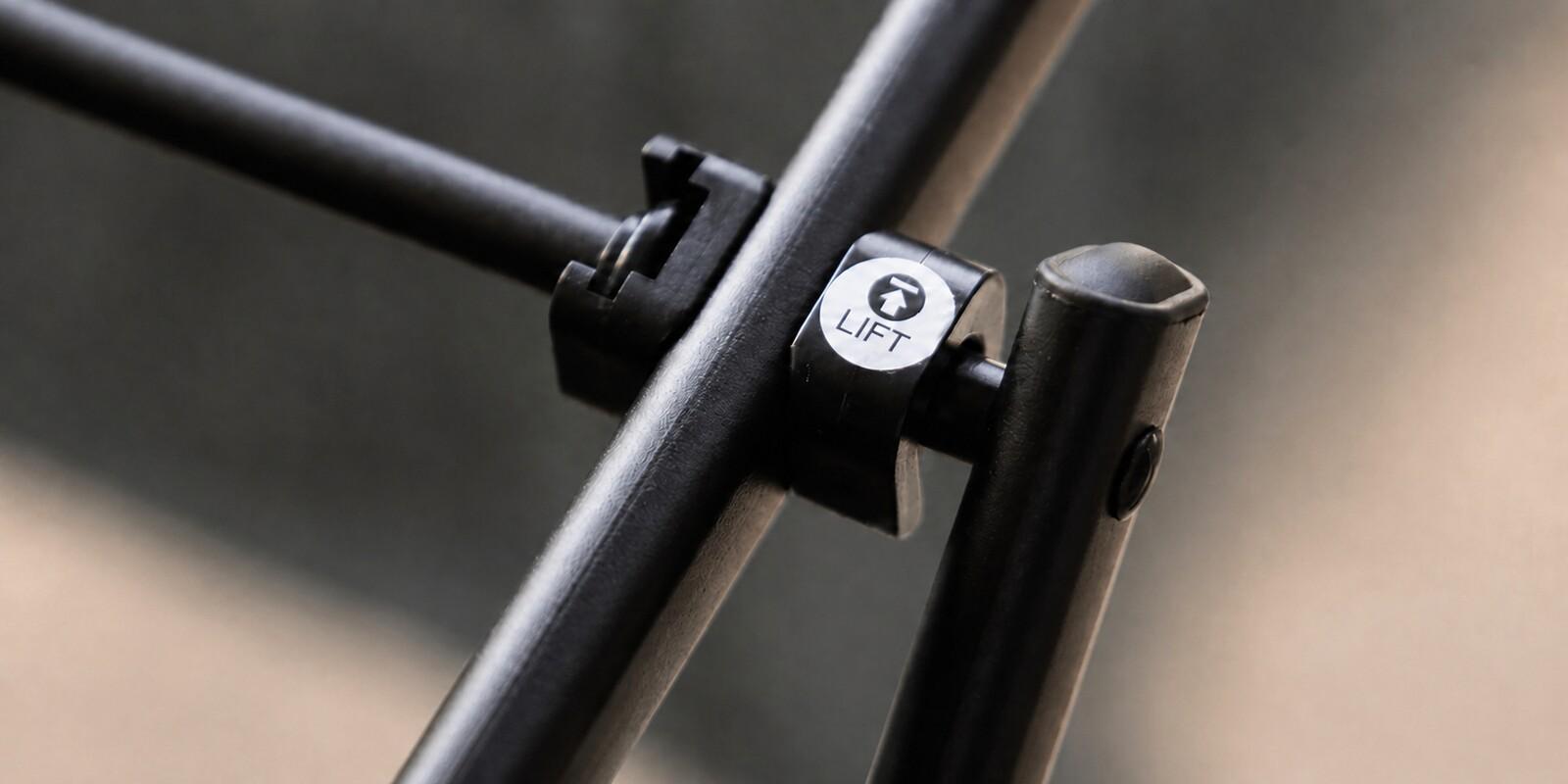 07-everyday-widetop-lift-hinge-detail